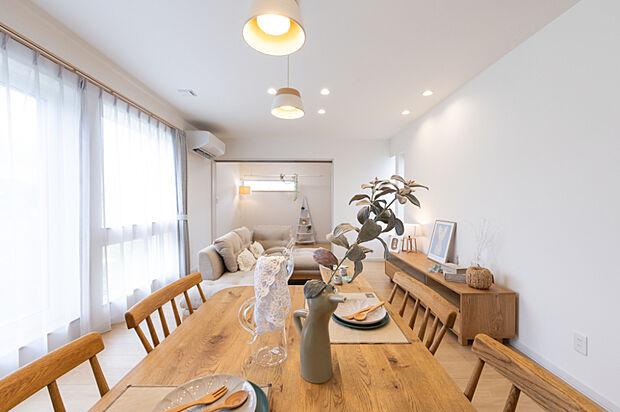 【【ダイニング】】家族と会話を楽しみながら料理ができる対面キッチン。リビングやダイニングが見渡せる配置で、小さなお子さまの様子も自然と目に入ります。
（2025年6月撮影）