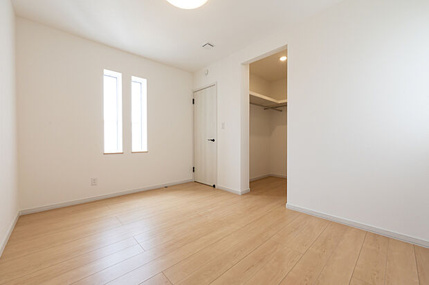 【【洋室C】】6帖の洋室は、ベッドやデスクを置いてもゆとりのある広さ。お子さまの成長に合わせて、子ども部屋や書斎、趣味のスペースとしても活躍します。
（2025年6月撮影）