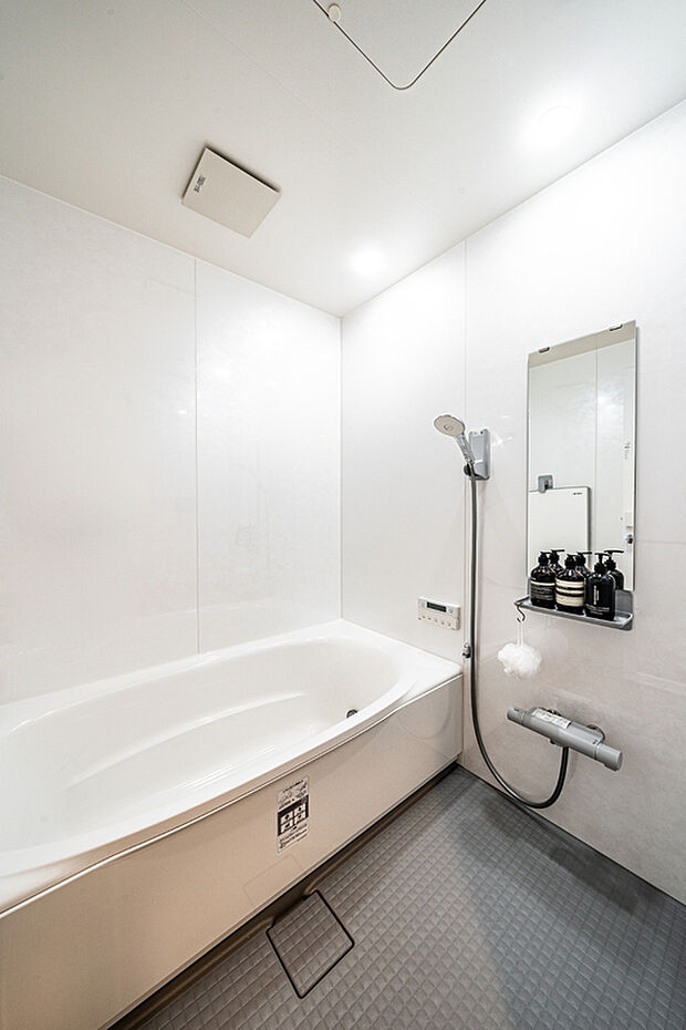 【【浴室】】広々とした浴室は、リラックスできる癒しの空間。清潔感のあるデザインで、毎日の疲れを癒す場所に。
（2025年6月撮影）