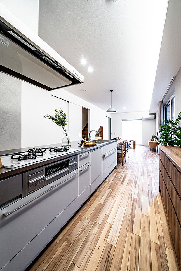 【【キッチン】】ペニンシュラ型の家事ラク、広々キッチン。横並びのダイニングで配膳や片付けもしやすく、家族やゲストとの会話も自然と広がる、心地よい空間です。
（2025年6月撮影）