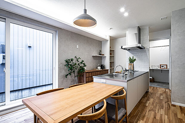 【【キッチン】】ペニンシュラ型の家事ラク、広々キッチン。横並びのダイニングで配膳や片付けもしやすく、家族やゲストとの会話も自然と広がる、心地よい空間です。
（2025年6月撮影）