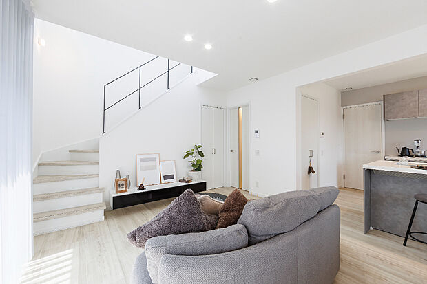 【【リビング】】家族の気配を感じながら、のびやかに過ごせる空間設計。吹抜と鉄骨手摺が叶える、心地よい開放感。