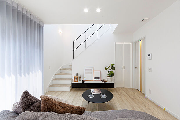 【【リビング】】階段上部に設けた吹き抜けが、家全体に開放感と明るさをもたらします。上下階のつながりを感じられ、自然光が降り注ぐ心地よい空間に。
(2025年6月撮影)