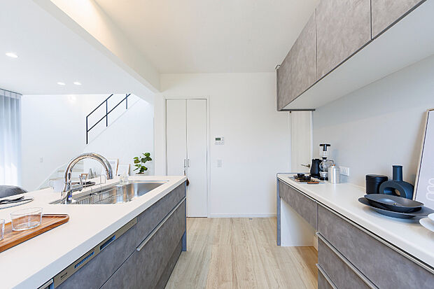 【【キッチン】】IHヒーター・食器洗い乾燥機付きで家事効率も◎。二の字型の背面収納を備え、調理家電や食器類もすっきりと整理可能。家族との会話が弾む対面式です。
(2025年6月撮影)