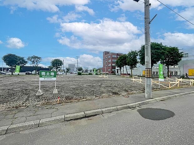 【【現地写真】】土地面積は約62坪とゆとりのある広さです。間口も広く陽当り、風通しが期待できます。視覚的な広がりも感じ、実際の広さ以上にゆったりとした印象を与えてくれます。
（2025年8月撮影）