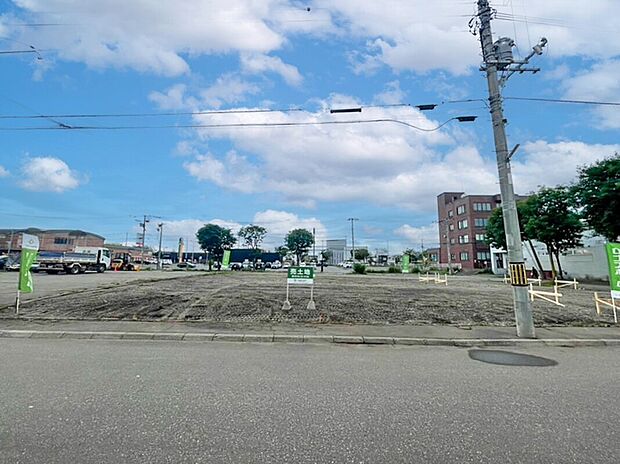 【【現地写真】】周辺には高い建物が少なく、気持ちの良い青空や、明るい陽光を感じられます。
（2025年8月撮影）