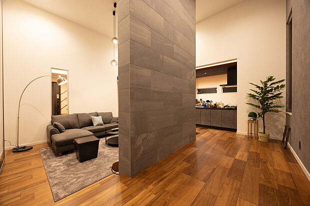 【【洋室】】一部壁で仕切られたリビング隣の洋室です。お子様のプレイスペースなど夢の広がる空間です。