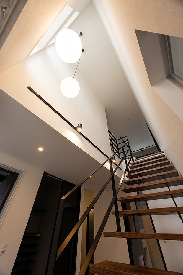 【【玄関吹抜け】】玄関まわりが明るく感じられ、開放感あふれる吹抜けがございます。スケルトン階段を採用し、圧迫感が少ない空間です。