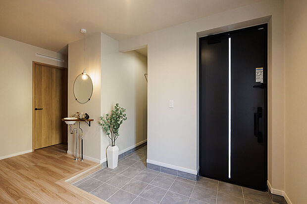 【【玄関】】広々とした玄関は、家族全員でもゆとりをもって出入りでき、来客時も安心のスペースです。帰宅後すぐに使える玄関手洗いも完備しており、清潔な暮らしをサポート。（2025年7月撮影）