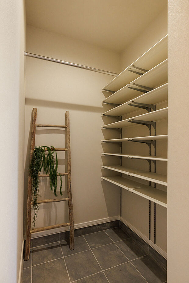 【【シューズクローク】】大容量のシューズクロークは、靴や季節のアイテムもすっきり収納。広々とした空間で出入りもスムーズ、毎日の身支度が快適です。お気に入りの靴もきれいに並べることができます。（2025年7月撮影）