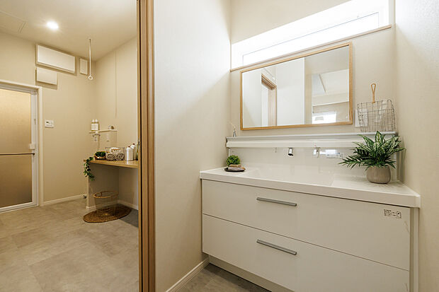 【【洗面】】広々とした白を基調とした洗面所は、清潔感あふれる明るい空間。大きな鏡と収納豊富なキャビネットで使い勝手も抜群。毎日の身支度が快適に進みます。（2025年7月撮影）