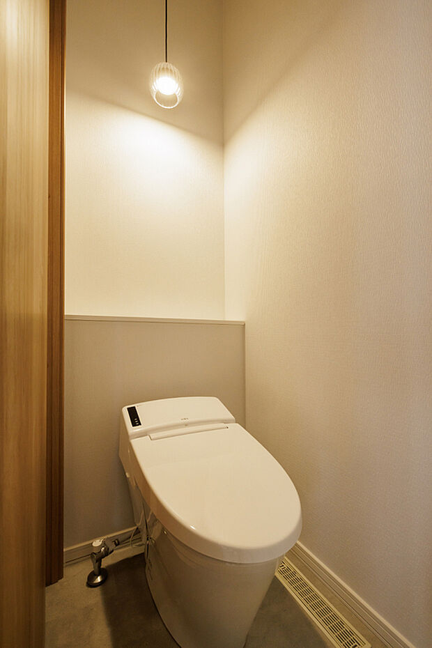 【【1階トイレ】】ベーシアシャワートイレを完備したトイレは、清潔感と快適さを兼ね備えた空間。使いやすい操作パネルで毎日の生活をより便利にサポートし、快適な時間を提供します。（2025年7月撮影）