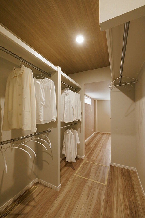 【【ウォークインクローゼット】】広々としたウォークインクローゼットは、大切な衣類や小物をすっきり収納できるゆとりの空間。整理整頓がしやすく快適です。お気に入りの服を見つける時間も楽しくなります。（2025年7月撮影）