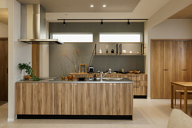 【【ダイニングキッチン】】フルフラットキッチンとオープンシェルフで、見せる収納を楽しめるキッチン。収納力豊富なパントリーに加え、キッチン横にも収納があり、パントリーやリビング収納としても使えて便利です。
（2025年6月撮影）