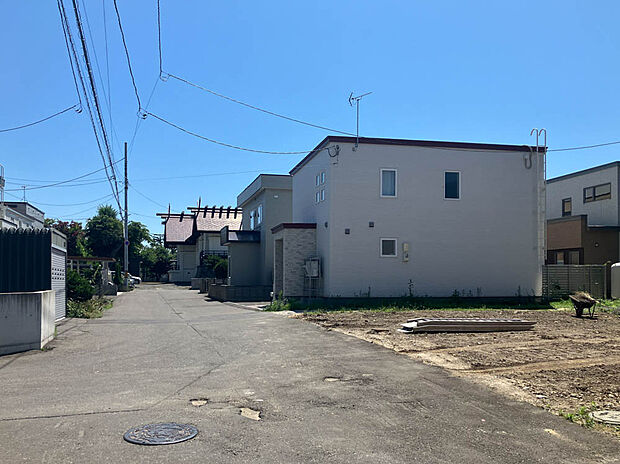 【【現地写真】】幅員約6mの公道に面しています。見通しが良く車通りも少ないため、お車でのすれ違いや駐車もラクラクですね。
（2025年7月撮影）