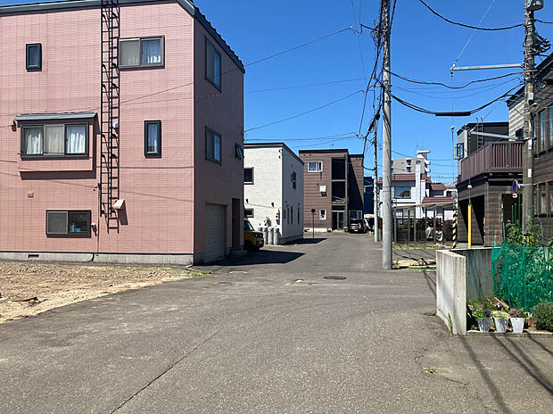 【【現地写真】】東光小学校まで徒歩約7分とお子様の通学にも便利。徒歩10分圏内には買物施設が揃います。
（2025年7月撮影）