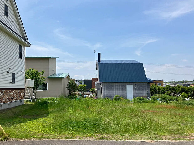 【【現地写真】】土地面積は約48坪。複数台駐車可能なカースペースやお庭もご検討可能。建築参考プランもご用意しております。
（2025年6月撮影）