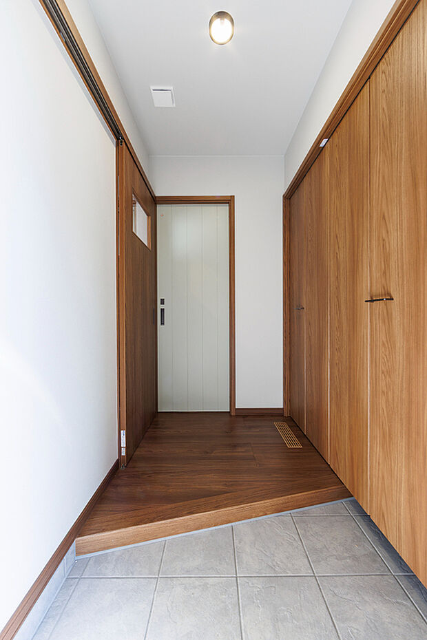 【【玄関】】落ち着いた色合いでまとめられた玄関は、シンプルながらも上質な印象。靴や小物をすっきりと収められる収納を備えており、いつでも整った空間で家族や来客を迎えられます。（2025年10月撮影）