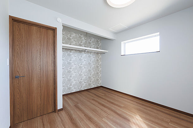 【【洋室C】】5.2帖の洋室は、扉のないオープン収納を備えた実用的な空間。シンプルで明るい内装により、自由にアレンジできる使い勝手の良いプライベートルームです。（2025年10月撮影）