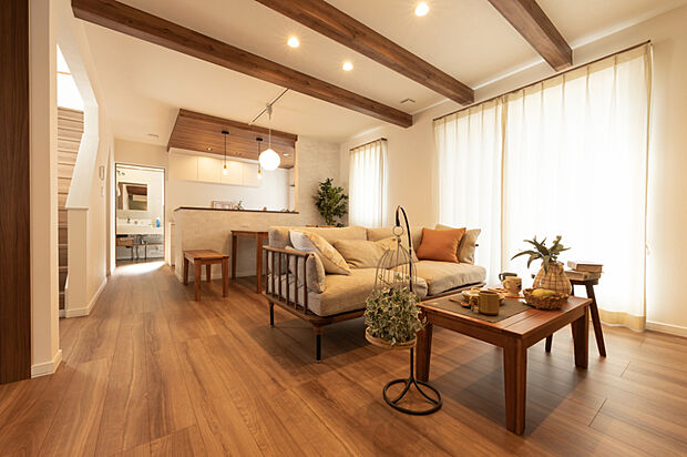 【【リビング】】天井に化粧梁を施したLDKは、木の質感がやさしく包み込むような心地よさ。奥行きと高さが生まれ、広く明るく感じられる落ち着いた上質な空間に仕上げました。(2025年10月撮影)