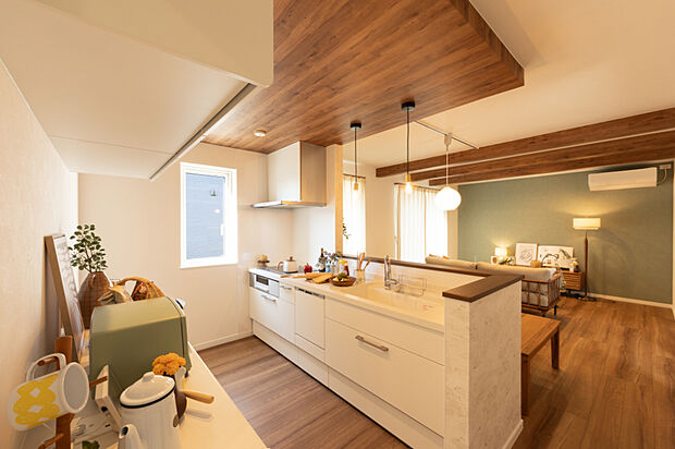 【【キッチン】】小さいお子様がいらっしゃるご家庭でも目が行き届く対面キッチンを採用。うれしい食洗機、浄水器付きです。家事の時短にもつながる快適な仕様です。
(2025年10月撮影)