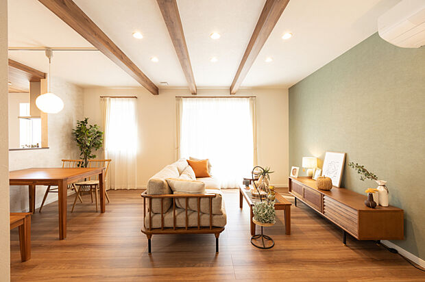 【【リビング】】優しい緑色のアクセントウォールが印象的な広々としたリビング。落ち着いた色合いが心を癒し、家族が自然と集まる穏やかな空間を演出します。(2025年10月撮影)