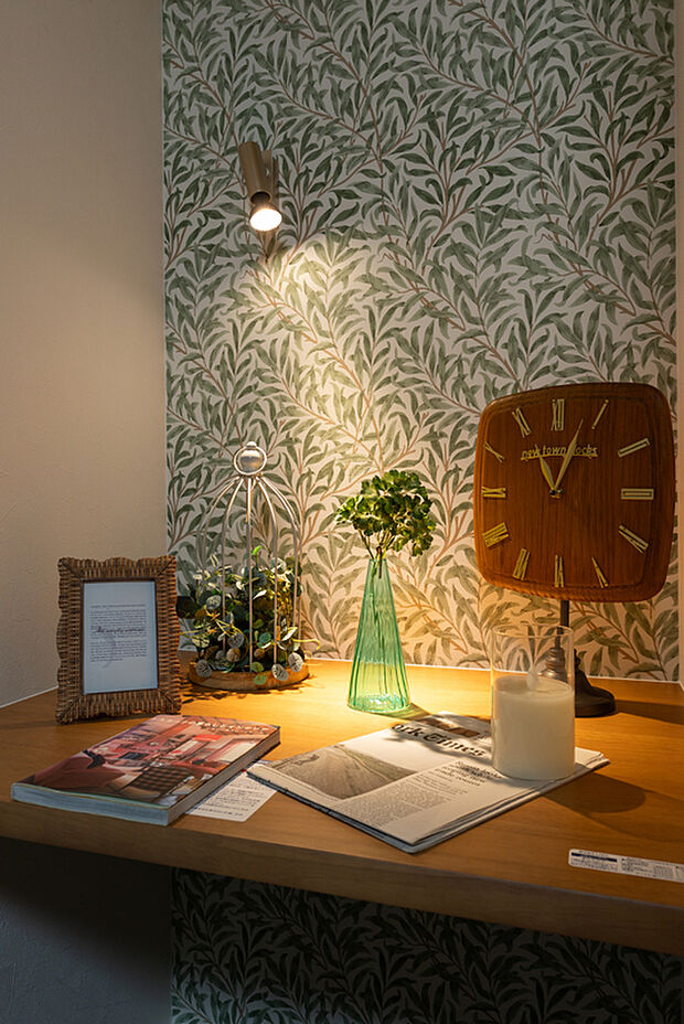 【【書斎スペース】】落ち着いた雰囲気が漂う書斎スペース。程よいこもり感があり、仕事や読書に集中できる空間。自分時間を大切に過ごせる心地よい場所です。(2025年10月撮影)