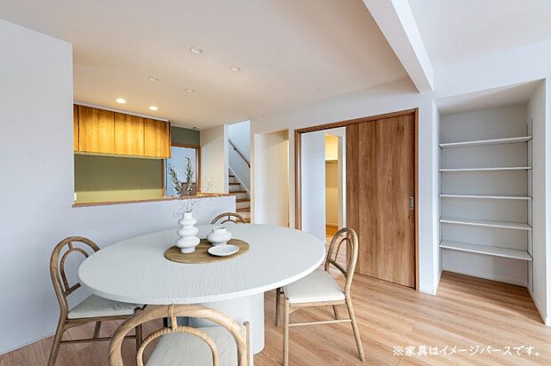 【【リビング】】家族団欒の場にぴったりなリビングは、広々とした空間で自然と会話が生まれる温かい雰囲気。ゆったりくつろげ、毎日の暮らしの中心となる心地よい空間です。(2025年11月撮影）