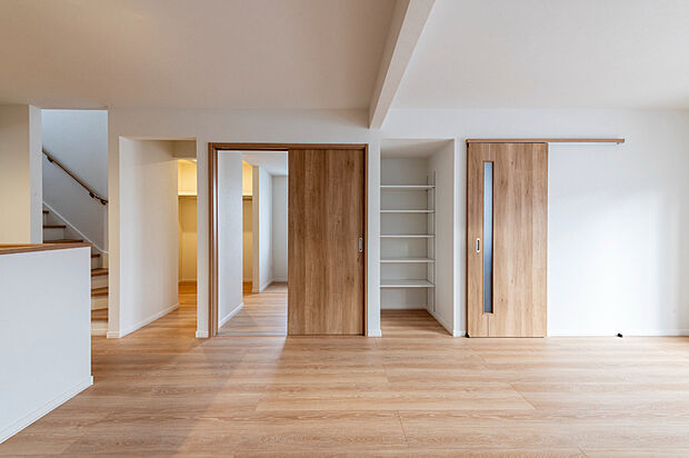 【【リビング】】18.5帖の広々LDKは、リビングからファミリークローゼット、洋室へとつながる回遊動線で、家事がスムーズにはかどる嬉しい間取り。将来的に1階だけで生活も可能です。(2025年11月撮影）