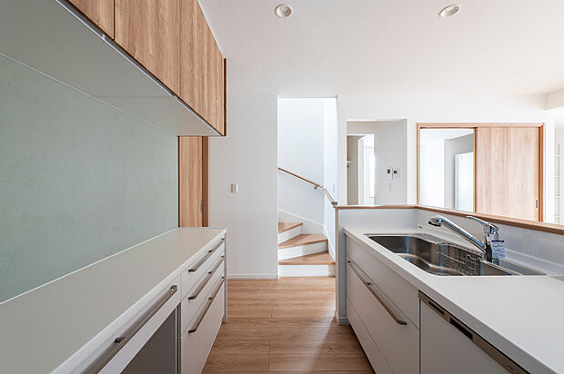 【【キッチン】】作業スペースが十分に確保されたキッチンは、料理や下ごしらえがスムーズに行える快適な空間。家族と会話を楽しみながらも効率よく作業できる使いやすさが魅力です。(2025年11月撮影）