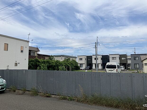 【【現地写真】】現在古家がございますが、解体後更地でのお引渡しになります。解体費用が掛からずスムーズに建築をスタートできます。
(2025年8月撮影）