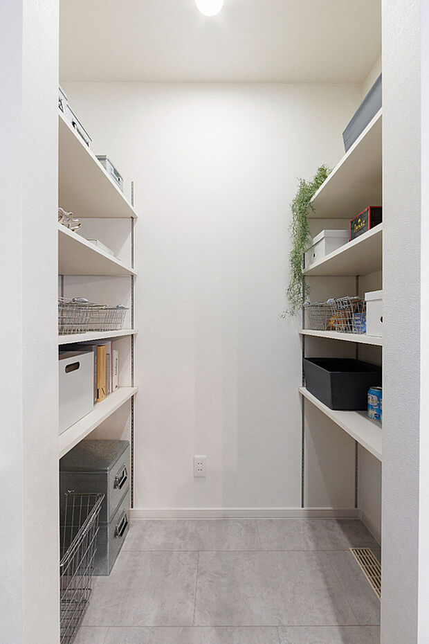 【【パントリー】】キッチン横に設けた便利なパントリーは、食材や日用品をすっきり整理可能。生活感を抑えながら、料理の準備や片付けも快適にこなせる、頼もしいスペースです。
(2025年11月撮影)