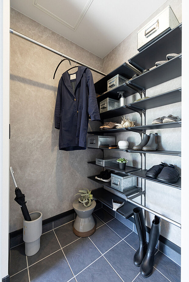 【【シューズクローク】】大容量で玄関まわりがすっきり片付くシューズクローク。家族の荷物もまとめて収納でき、整理整頓しやすい快適なスペースです。いつでも整った玄関が叶います。(2025年10月撮影)