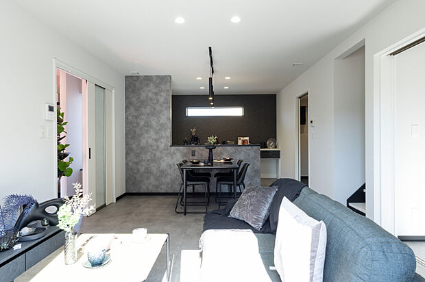 【【リビング】】玄関から2階へ上がるにはリビングを通る動線設計になっています。自然と家族が顔を合わせる機会が増え、笑顔が広がるあたたかな時間が生まれる空間です。
(2025年10月撮影)