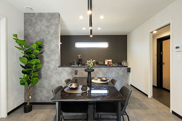 【【ダイニング】】対面キッチンの前に配置されたダイニングスペース。家事をしながら家族と会話が弾み、食事や団らんの時間を快適に過ごせるほか、照明やインテリアで空間の魅力も感じられます。
(2025年10月撮影)