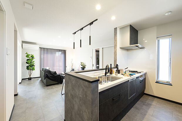 【【キッチン】】シンプルながら洗練されたモダンスタイルの対面キッチン。吊り照明が空間のアクセントとなり、家事をしながらも家族との会話や時間を楽しめる空間となっています。
(2025年10月撮影)