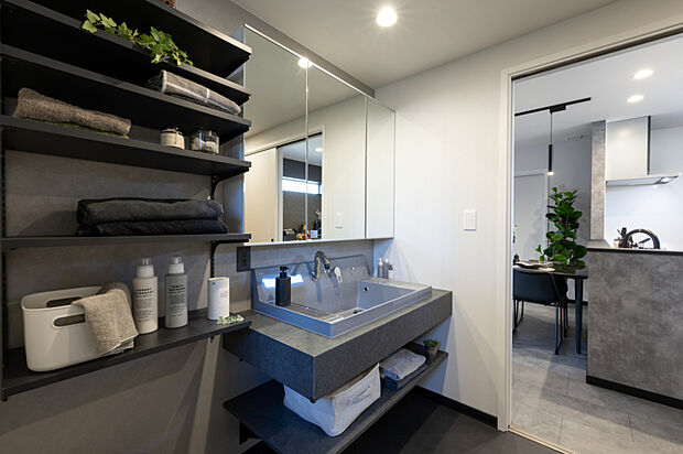 【【ユーティリティ】】洗面台はLED付き三面鏡とオープン収納でスタイリッシュに。隣の可動棚にはタオルや日用品を整理して収納でき、毎日の身支度も快適に行えます。
(2025年10月撮影)