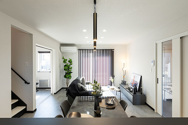 【【リビング】】家族とのコミュニケーションが自然に生まれるリビング階段と、対面式キッチンを採用。ゆったりくつろげる空間で、家族の笑顔が広がります。
(2025年10月撮影)