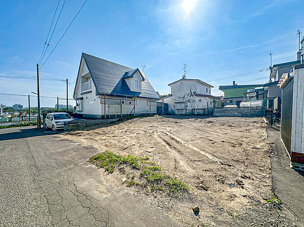 【【現地写真】】周辺には高い建物が少なく、気持ちの良い青空を望めます。快適に過ごせるお住まいになりそうですね。
(2025年8月撮影)