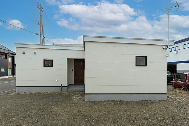 【【外観】】平屋ならではの開放感あふれる外観。家族のつながりを大切にした暮らしにぴったりで、落ち着きのあるシンプルなデザイン。周囲に馴染みつつ明るく快適な住まいを感じさせます。
（2025年10月撮影）