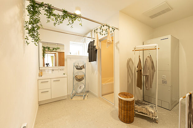 【【ユーティリティ】】ゆとりあるユーティリティは、収納棚を置けば日用品や洗剤もすっきり整理。アイロン掛けや洗濯物のたたみ作業も快適にこなせ、家事の効率を高める便利な空間です。
（2025年10月撮影）