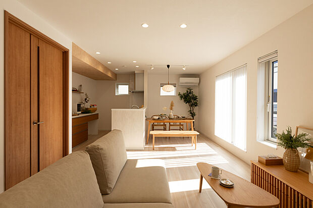 【【リビング】】開け幅自由でデザイン性の高い親子ドアをリビングに採用。普段はコンパクトに使え、大きな荷物の出し入れや来客時にも便利です。生活のさまざまなシーンで活躍する工夫がされています。
（2025年10月撮影）