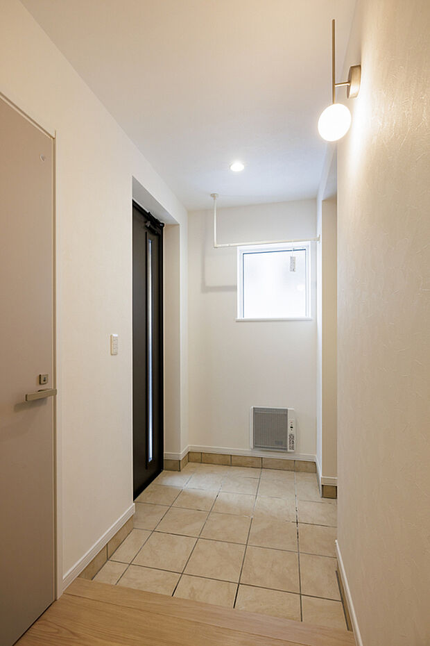 【【玄関】】玄関を開けると、コートや雨具を掛けられるスペースを確保。帰宅後すぐに干せるので、雨の日も動線がスムーズです。花粉や汚れを室内に持ち込みにくく、毎日の身支度も快適に。（2026年1月撮影）