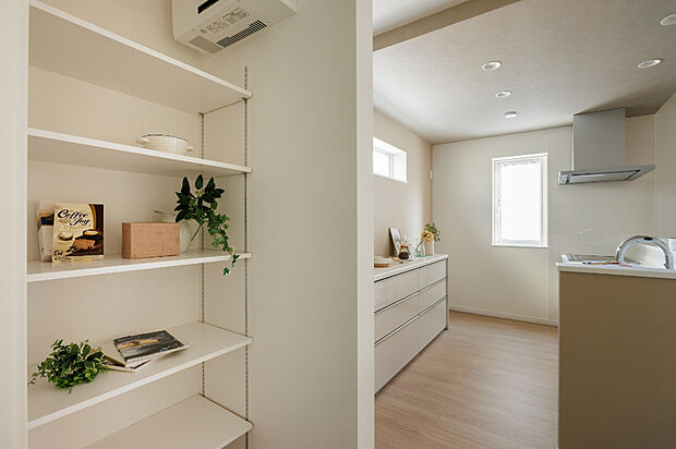 【【パントリー】】可動棚を備えたパントリーは、収納する物に合わせて高さ調整が可能。食品や日用品を無駄なく整理でき、キッチン周りもすっきり保てます。暮らしに合わせて使いこなせる、頼れる収納空間です。（2026年1月撮影）