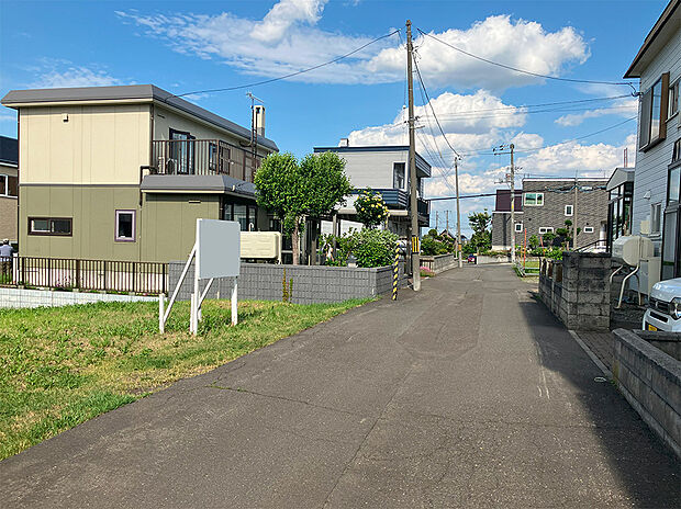 【【現地写真】】前面道路は南西側幅員約4mの公道。明るい陽射しを感じられるお住まいになりそうですね。
(2024年7月撮影)