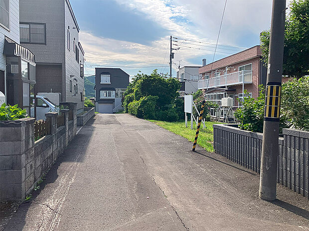 【【現地写真】】周辺は低層住宅専用地域のため静かな環境でお住まいいただけます。小中学校が徒歩10分圏内のため子育て世帯にも嬉しい住環境です。
(2024年7月撮影)