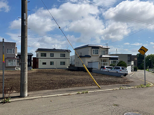 【【現地写真】】更地でのお引渡しになります。解体費用が抑えられスムーズに建築が始められますね。
(2025年8月撮影)