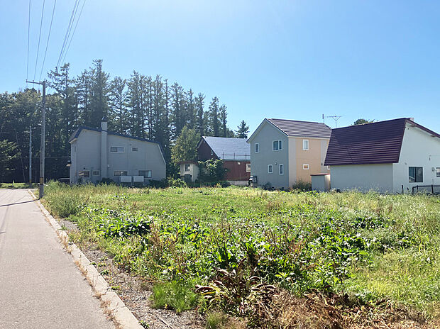 【【現地写真】】全5区画の分譲地。お住まいが完成し建ち並ぶと、素敵な一画になりそうですね。
（2025年9月撮影）