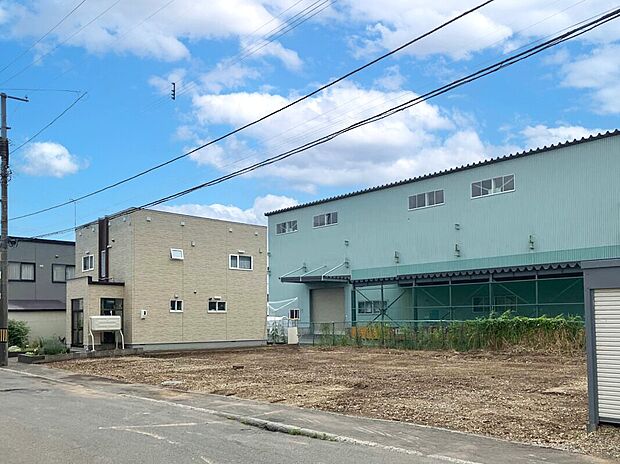 【【現地写真】】幅員約8mの東側公道に面しています。周辺には高い建物が少ないため陽当りも良好。暖かい陽光を感じられます。
(2025年7月撮影)