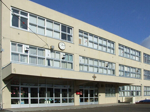 西陵中学校(約1,300m)